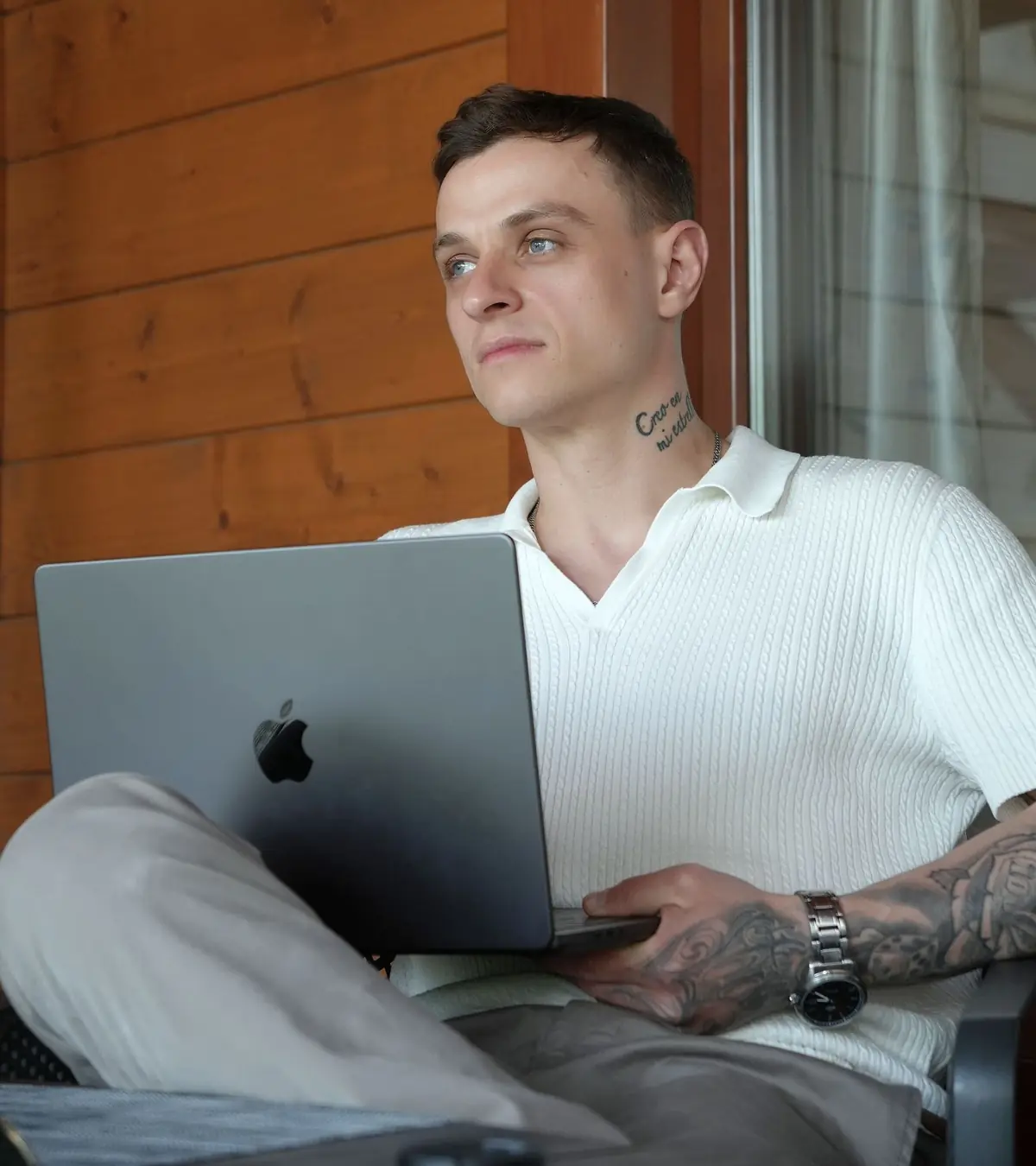 Андрій Забіяка, засновник OmniWeb, з ноутбуком